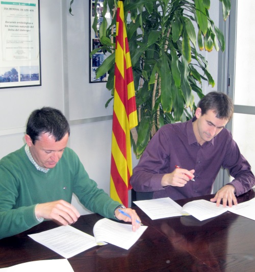 Representantes de AGILS y FESOCA firmando el convenio